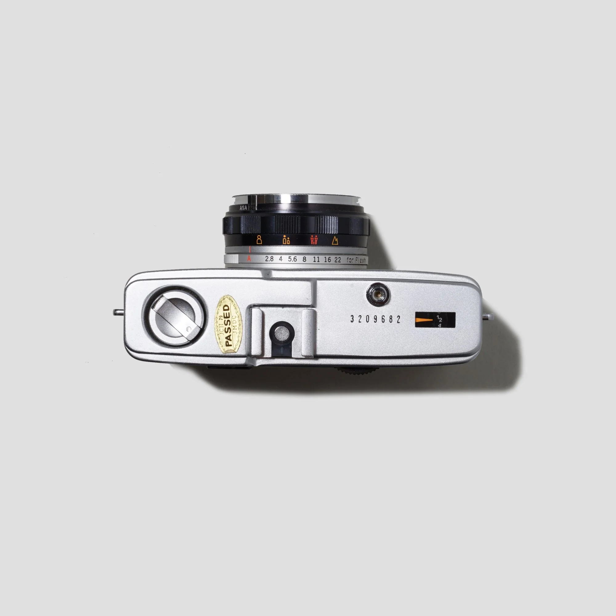 Olympus Trip 35 Creme Leather - Image 2